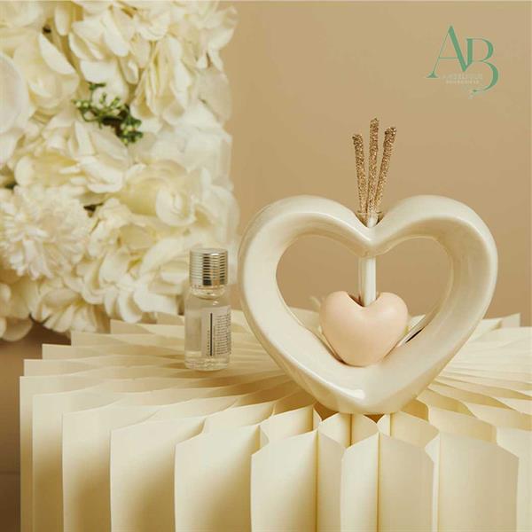 Diffusore cuore Claraluna in porcellana bianca con cuore tortora