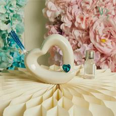 Diffusore cuore Claraluna in porcellana bianca con applicazione cuore azzurro
