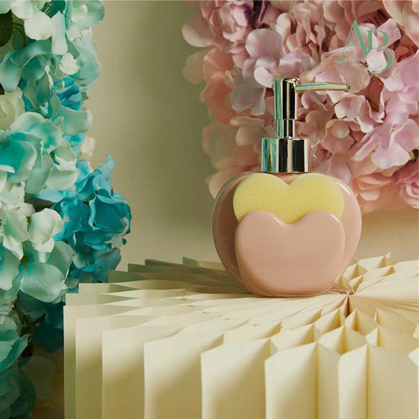 Dispenser Claraluna per sapone in porcellana di colore rosa spugna cuore