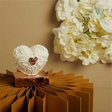 Cuore Claraluna in gesso su base oro rosa con applicazione cuore