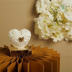 Cuore Claraluna in gesso su base oro con applicazione cuore