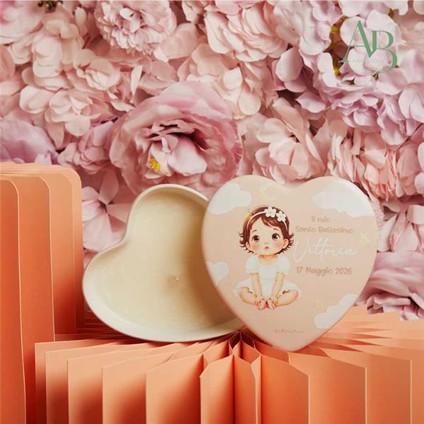 Scatola Claraluna in porcellana a forma di cuore con candela battesimo femmina