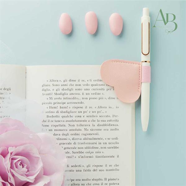 Segnalibro Claraluna in tessuto a forma di cuore rosa con penna