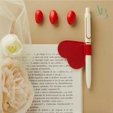 Segnalibro Claraluna in tessuto a forma di cuore rosso con penna