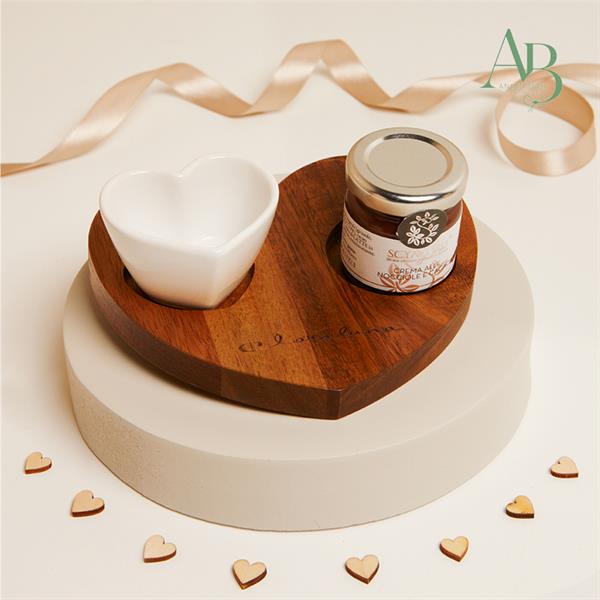 Vassoio cuore Claraluna in legno con ciotolina monoporzione in porcellana e crema nocciole 40 gr