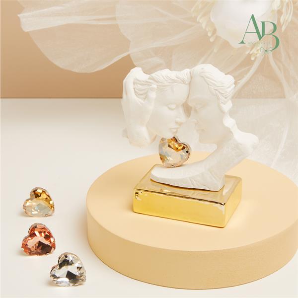 Coppia innamorati Claraluna in gesso con base decorata oro