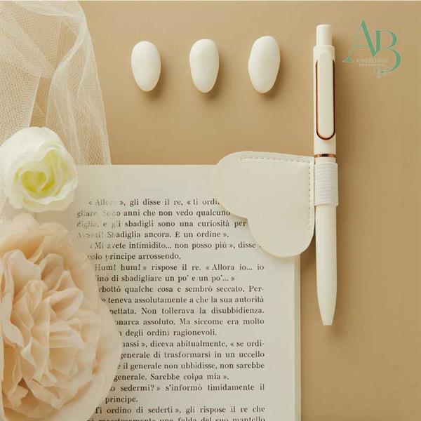 Segnalibro Claraluna in tessuto a forma di cuore bianco con penna