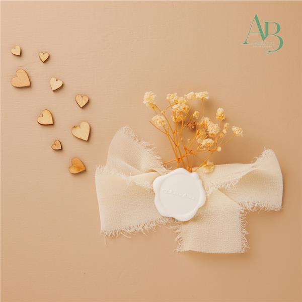 Applicazione Claraluna con fiocco chiffon in colore avorio con ceralacca