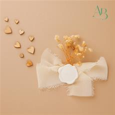 Applicazione Claraluna con fiocco chiffon in colore avorio con ceralacca