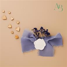 Applicazione Claraluna con fiocco chiffon di colore blu e ceralacca