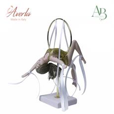 Ginnasta Averla in porcellana di capodimonte posizione curvata nel cerchio 16xh.21cm con scatola regalo